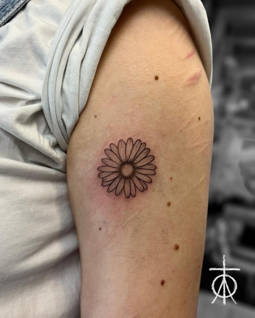 Small Tattoo, Fine Line Tattoo by Claudia Fedorovici, Fine Line Tattoo Artist Amsterdam