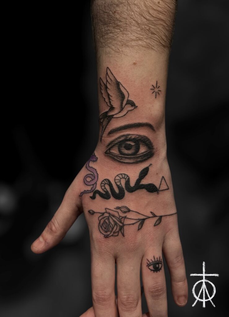 Flash Tattoo, Blackwork Tattoo, Fine Line Tattoo, Minimalism Tattoo, Hand Tattoo By The Best Tattoo Artist Claudia Fedorovici, Walk-in Tattoo