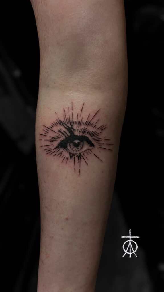 Blackwork Eye Tattoo, Cool Eye Tattoo by the best Tattoo Artist Claudia Fedorovici